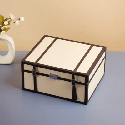 TRUNK KOF Gift your loved ones a treasure trunk full of exciting goodies – quite literally! This trunk comes with a faux leather exterior and soft velvety interiors that can hold 6-8 products and comes with a belt-buckle and metal snap closure.